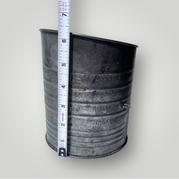 Antique Bromwell Measuring Sifter - 5 Cups - Picture 13 of 14